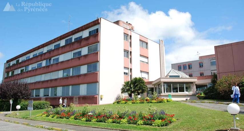 Vue de trois-quart de la restructuration en sous-traitance d'un bâtiment hospitalier